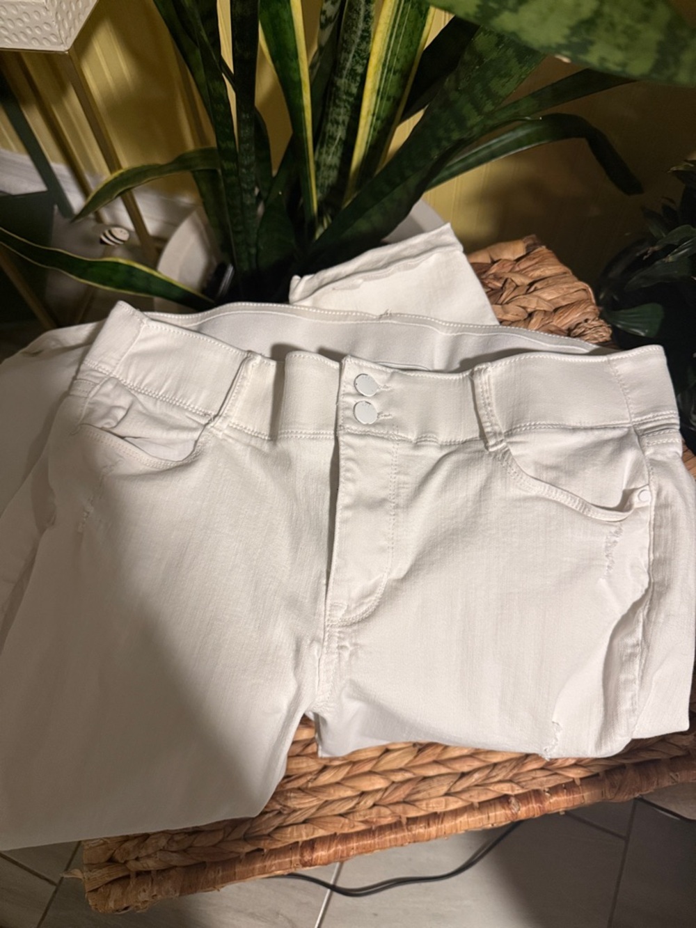 Apt. 9 White High-Rise Double-Button Jeans